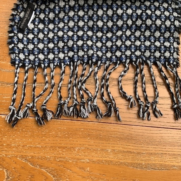 Banana republic scarf variegated pattern in black blue white with fringe - Picture 10 of 10